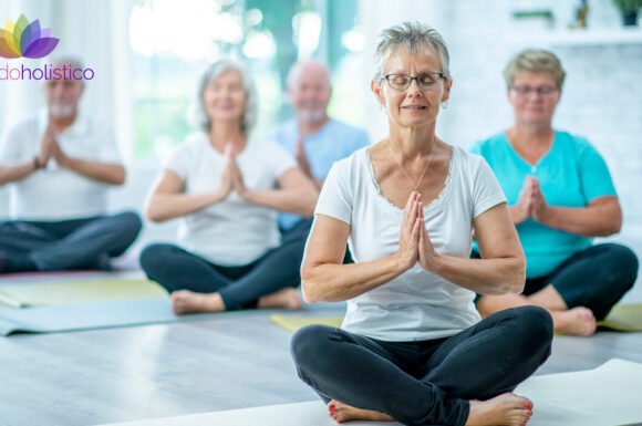 Beneficios del yoga en adultos mayores.